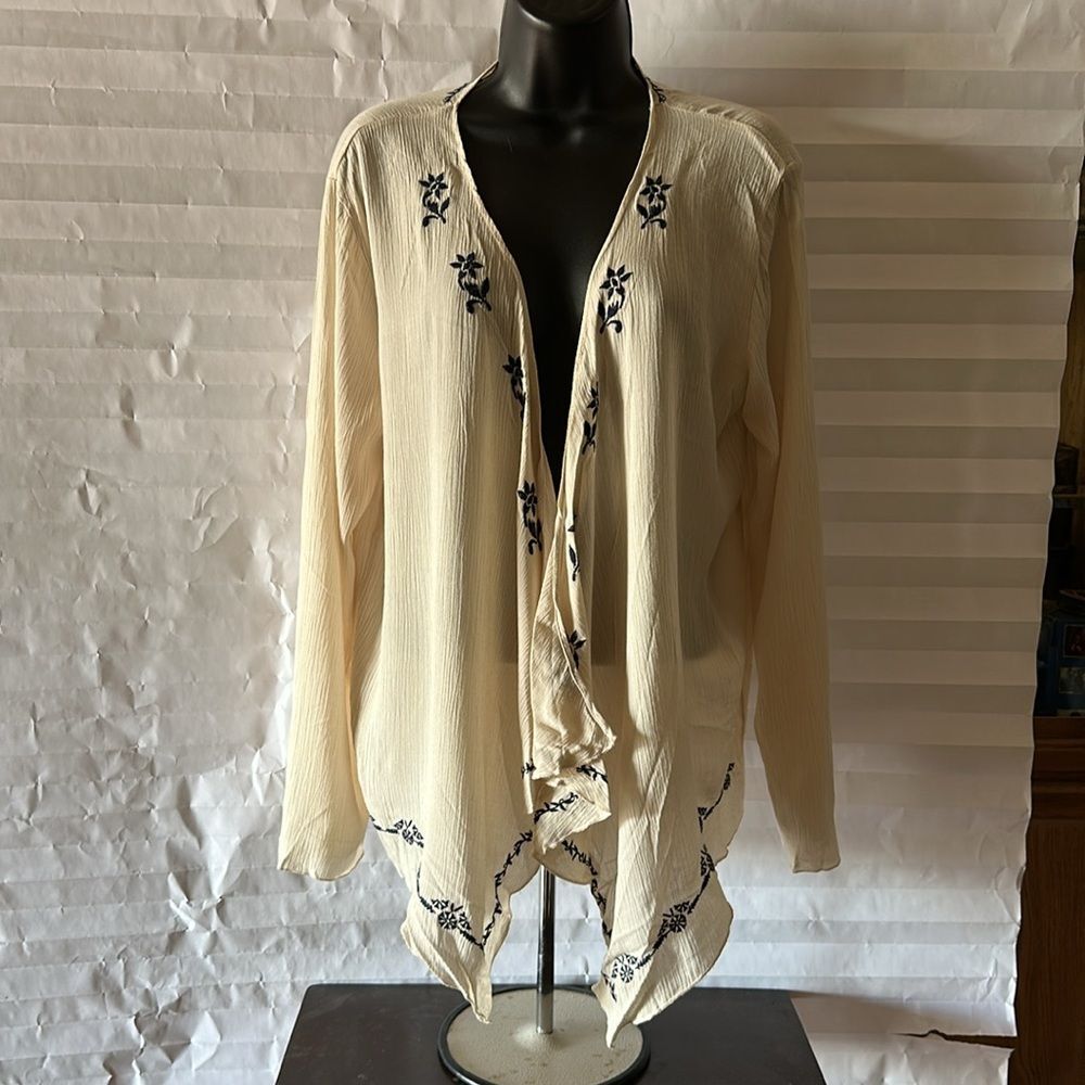 Love Tree Women's Shrug Off-White Blue Floral Accents Size Medium M Lightweight